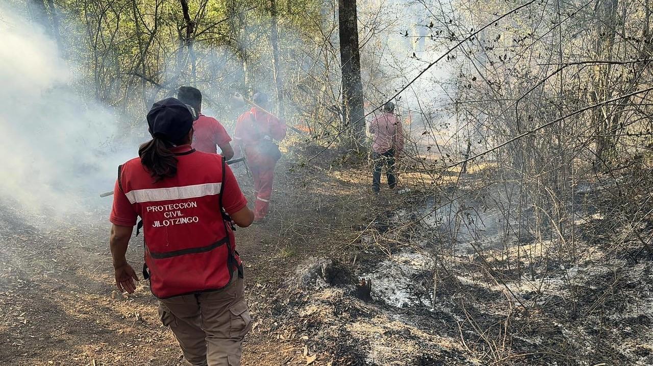 Equipos de Protección Civil Jilotzingo, PROBOSQUE e Isidro Fabela  combate al incendio en Rancho Blanco, Los gallos en los límites con Isidro Fabela. Foto: Ayto de Jilotzingo