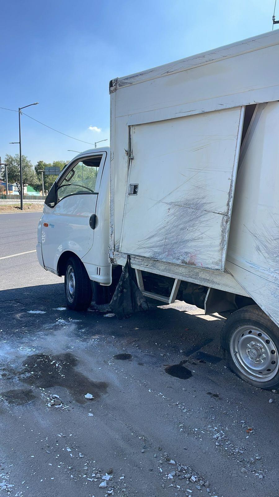 Vuelca camioneta por aparente ponchadura de llanta