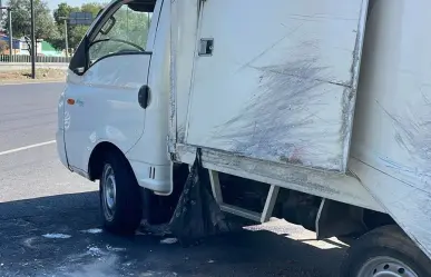 Vuelca camioneta por aparente ponchadura de llanta