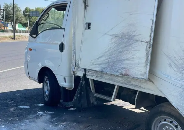 Vuelca camioneta por aparente ponchadura de llanta