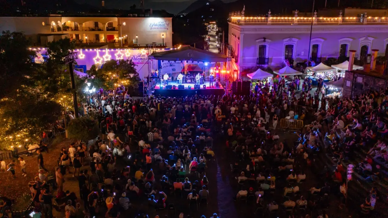 Familias reunidas en la Plaza Ocampo, durante el evento para festejar a mamá y papá. Foto: Gobierno de Santiago