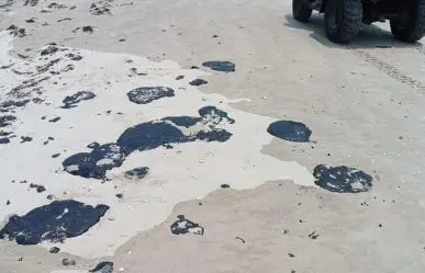 Hidrocarburo en Playa Miramar se convierte en fastidio para visitantes