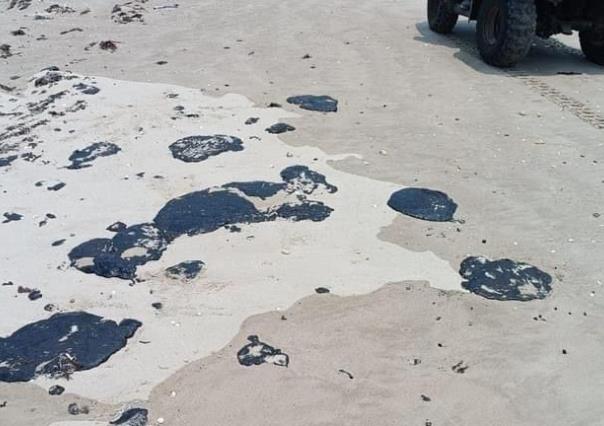 Hidrocarburo en Playa Miramar se convierte en fastidio para visitantes