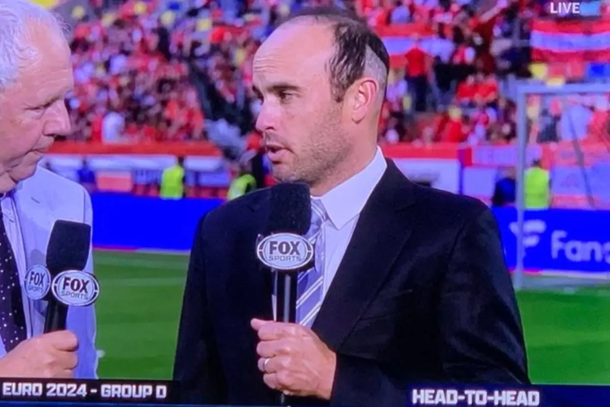 Landon Donovan durante la transmisión de un partido de la Eurocopa 2024 Foto: X(Twitter) @Modmuffin