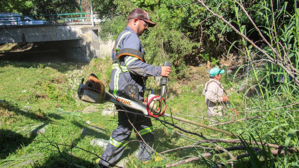 Trabajos de desazolve en Santiago, Nuevo León