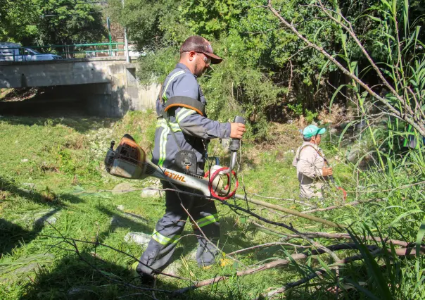 Trabajos de desazolve en Santiago, Nuevo León