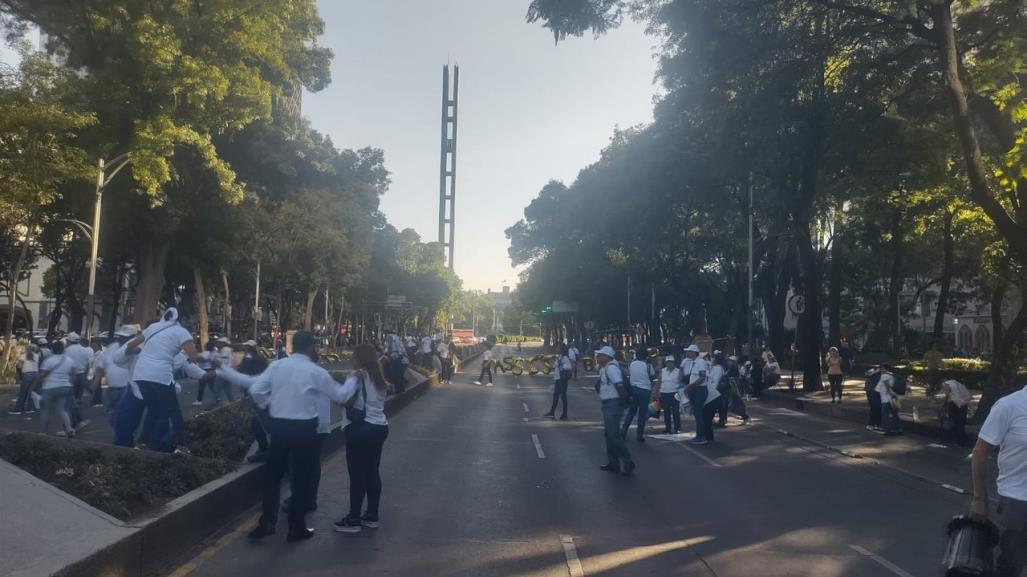 Jubilados y pensionados del IMSS instalan plantón en Paseo de la Reforma