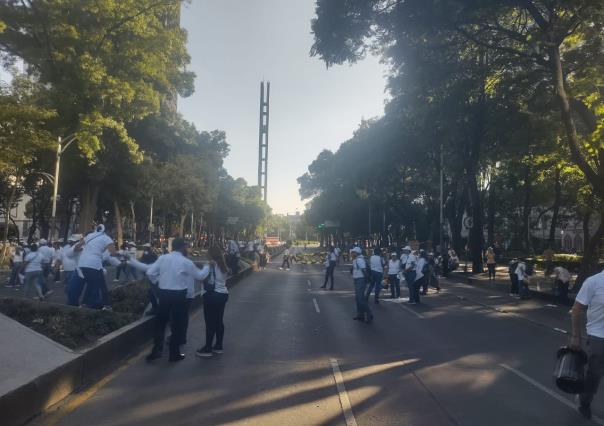 Jubilados y pensionados del IMSS instalan plantón en Paseo de la Reforma