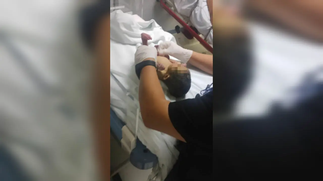 El bebé fue trasladado al Hospital General La Perla para recibir atención médica, donde se determinó que tenía el pie equino varo. Foto: Especial