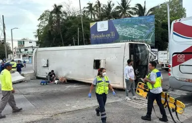 Vuelca autobús de Saeta en Boca del Río, traía latas de cerveza al interior