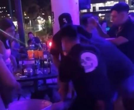 Pelean jóvenes adentro de un bar en Monterrey (VIDEO)