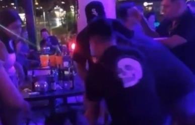 Pelean jóvenes adentro de un bar en Monterrey (VIDEO)