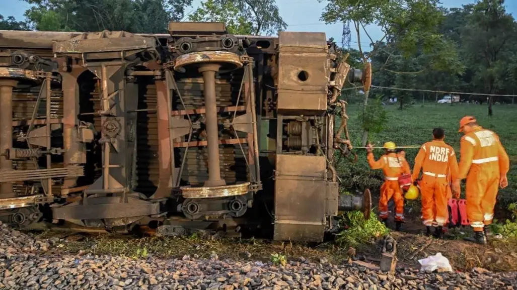 Choque de trenes deja al menos ocho muertos en la India