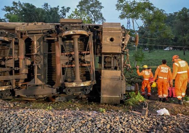 Choque de trenes deja al menos ocho muertos en la India