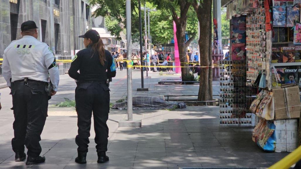 Cae hombre de un sexto piso en la Alameda Central