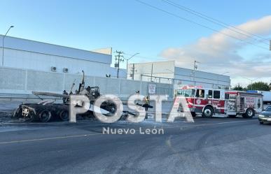 Choca tráiler y se incendia en Carretera a Laredo