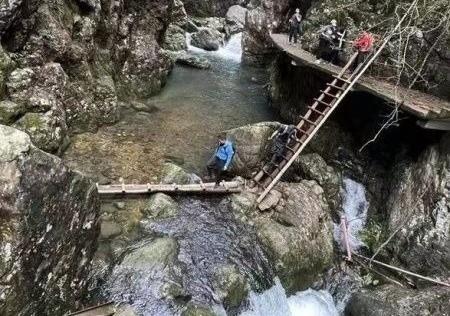 Uno de los turistas antes de ser arrastrado por el arroyo. Foto: AP.