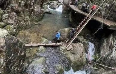 Mueren turistas ahogados mientras cruzaban un río (VIDEO)