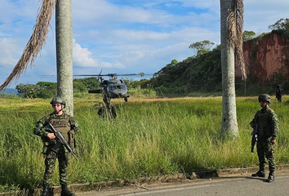 Elementos del ejército colombiano resguardando la zona del atentado para comenzar las indagatorias. Foto: La Patria.