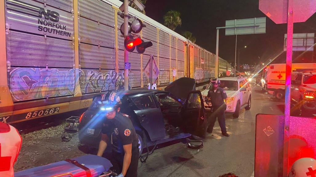 Conductor intenta ganar el paso al tren y resulta lesionado en San Pedro (VIDEO)