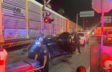 Conductor intenta ganar el paso al tren y resulta lesionado en San Pedro (VIDEO)