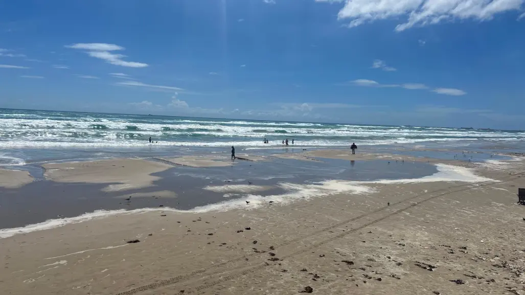 Se sale el mar en Playa Miramar por efecto de potencial ciclón tropical