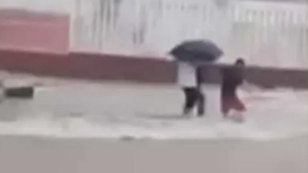 Padre e hijo arriesgan su vida para cruzar corriente en Campeche tras lluvias