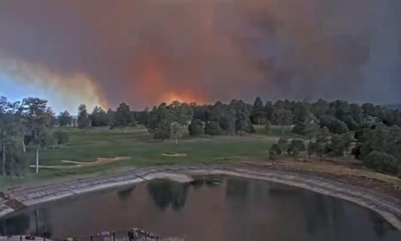 La gobernadora aseguró que no se han reportado heridos graves, pero la magnitud de los incendios requiere de la intervención inmediata del estado. Foto: Especial.