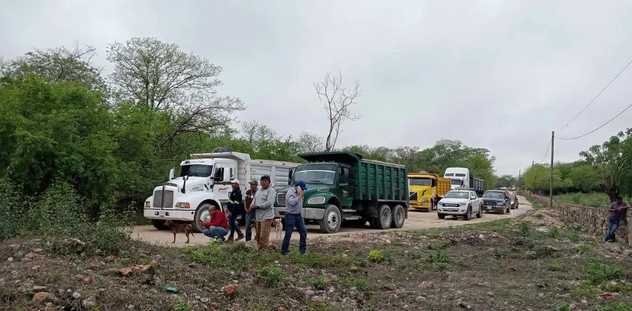 Vecinos de  la comunidad de Hunxectamán tomaron ayer por la mañana una  carretera por falta de energía eléctrica.- Foto de Telesur Yucatán