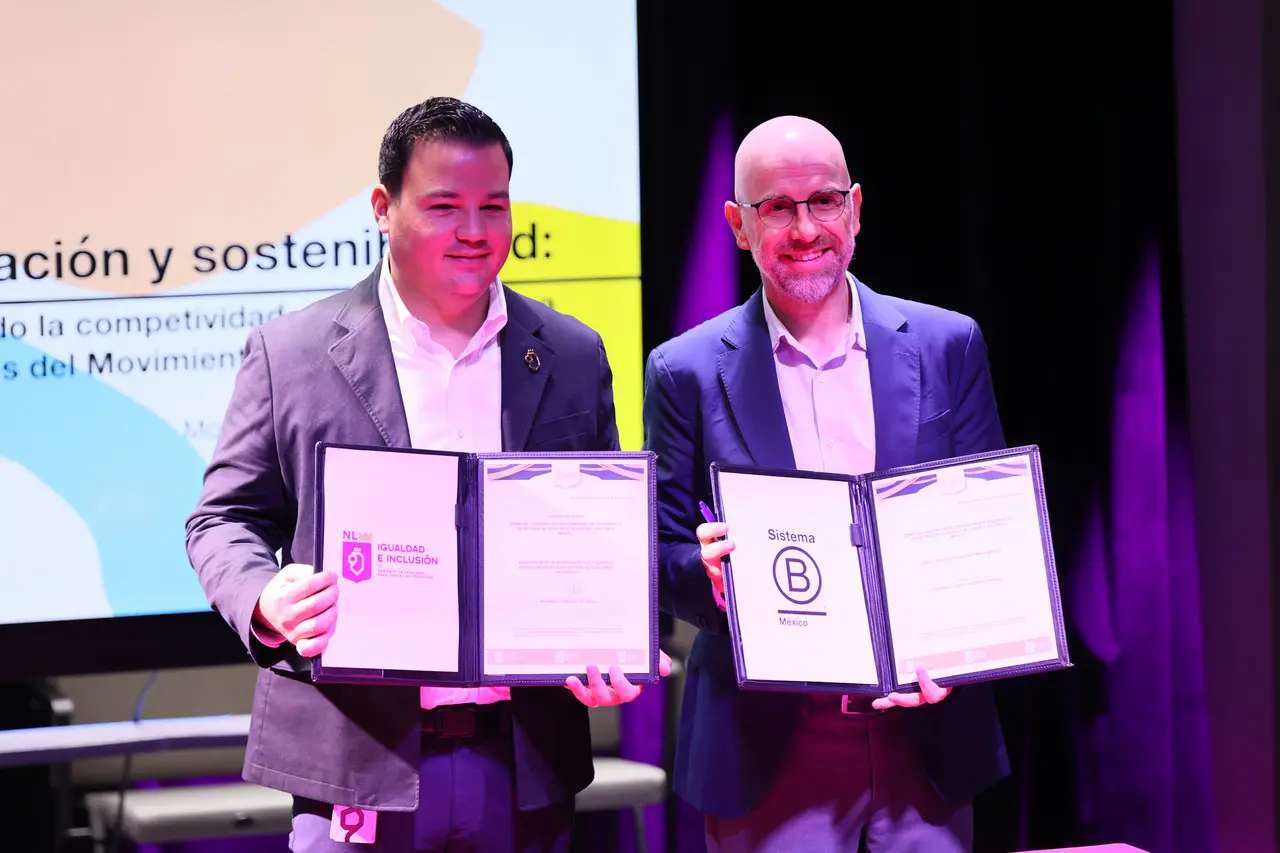 Mauricio Canseco y Javier Herrero tras firmar el convenio entre las dos dependencias. Foto: Secretaría de Igualdad e Inclusión de Nuevo León.