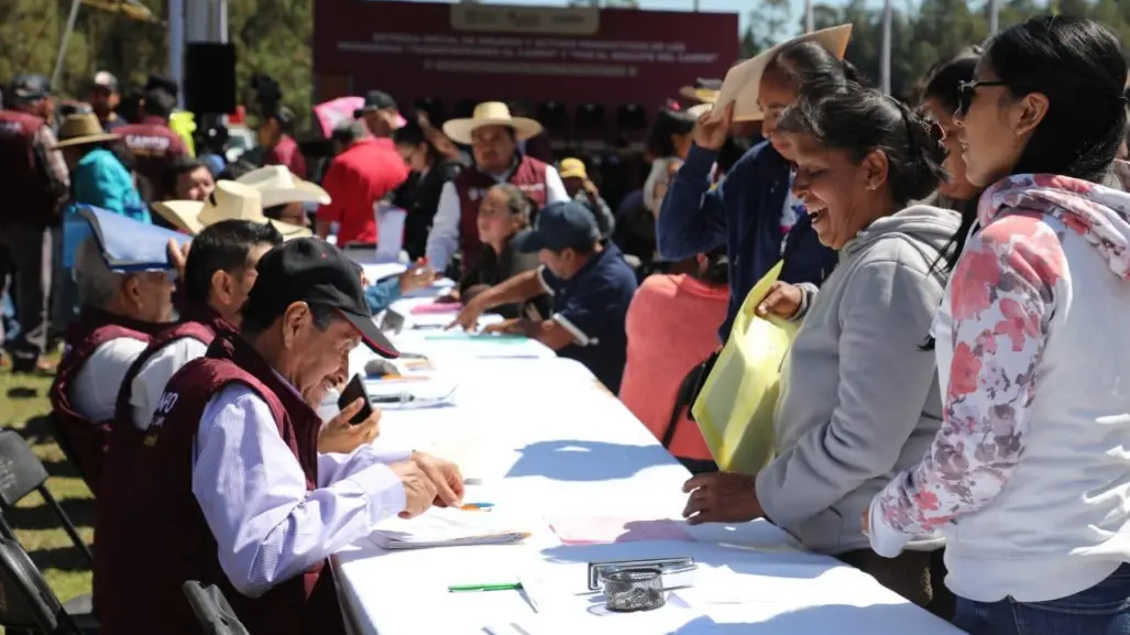 Entregan apoyos a campesinos de Texcaltitlán