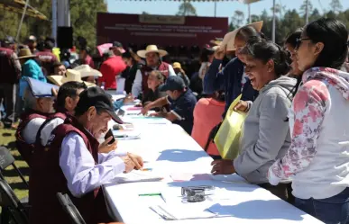 Entregan apoyos a campesinos de Texcaltitlán