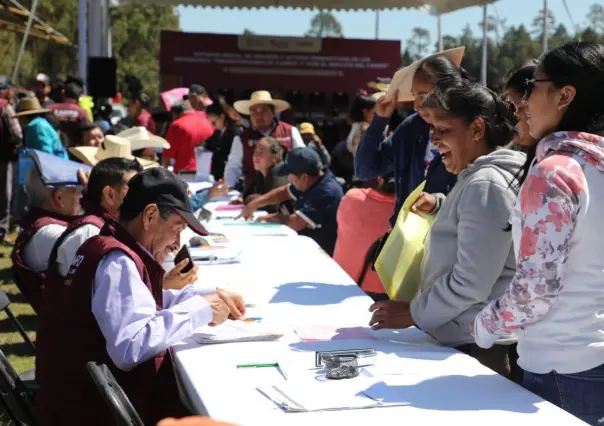 Entregan apoyos a campesinos de Texcaltitlán