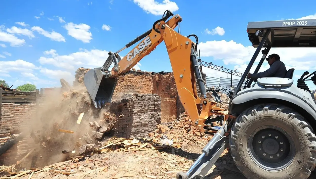 Un operador de maquinaria pesada derrumbando una ladrillera en la colonia San Carlos. Foto: Medio Ambiente Durango.