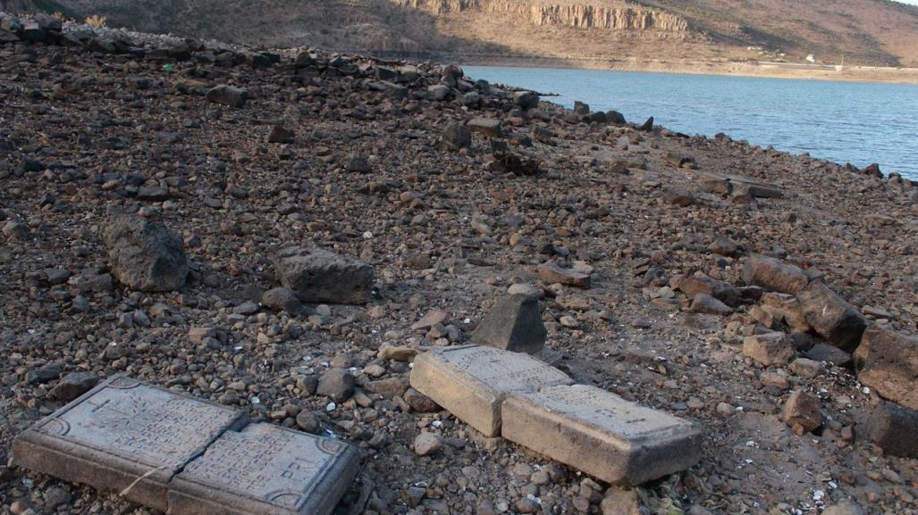 Descubren restos de cementerio por nivel bajo de presa Guadalupe Victoria