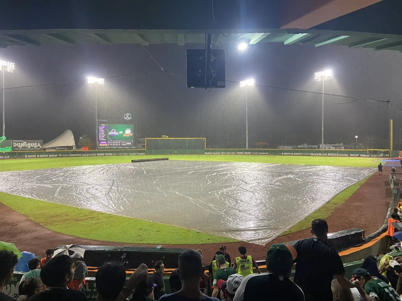 Una vez más el duelo entre Leones de Yucatán y Conspiradores de Querétaro tuvo que suspenderse por la lluvia.- Foto de cortesía