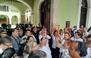 Profesores exigen diálogo con autoridades en el Palacio de Gobierno de Mérida