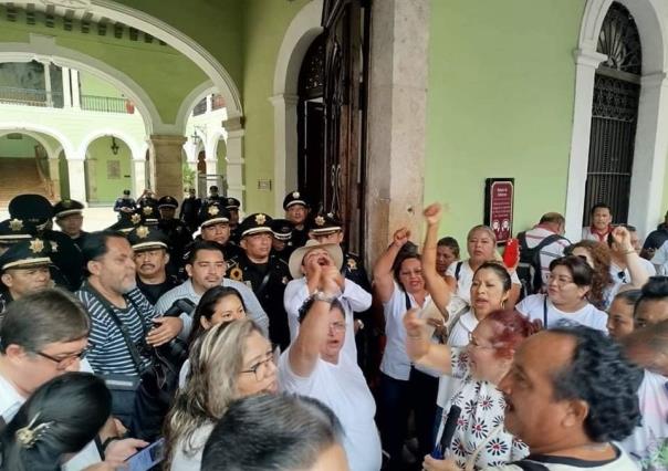 Profesores exigen diálogo con autoridades en el Palacio de Gobierno de Mérida