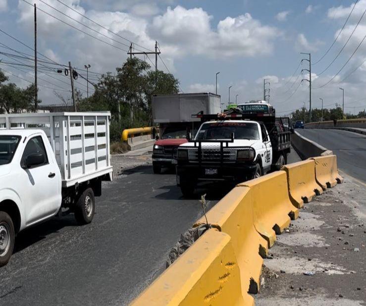 Deja cierre de carril un caos vial en carretera a Colombia en Escobedo