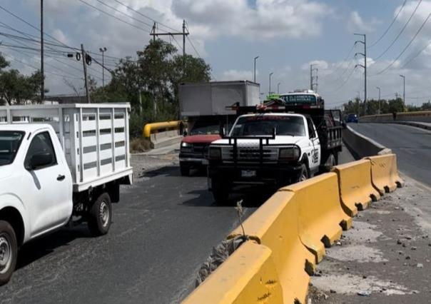 Deja cierre de carril un caos vial en carretera a Colombia en Escobedo