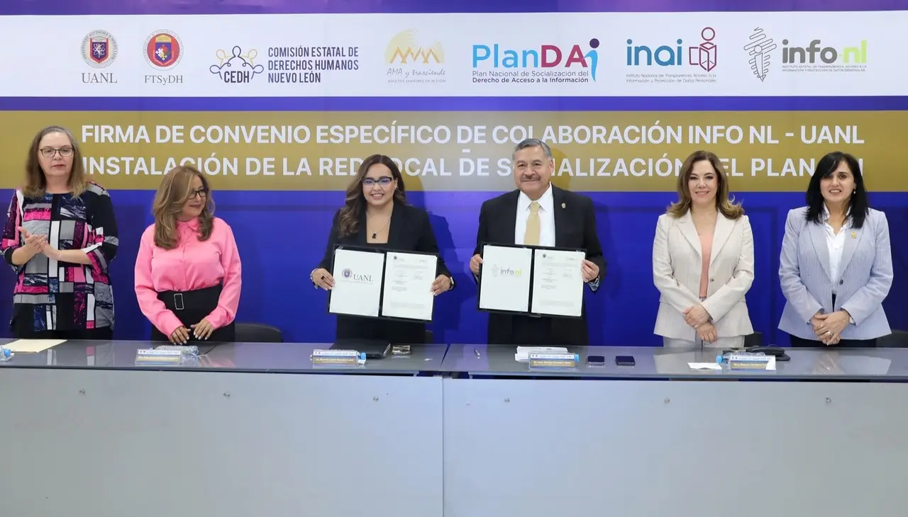 La firma del acta de instalación de la red local de socialización contó con la participación de diversas autoridades. Foto: UANL.