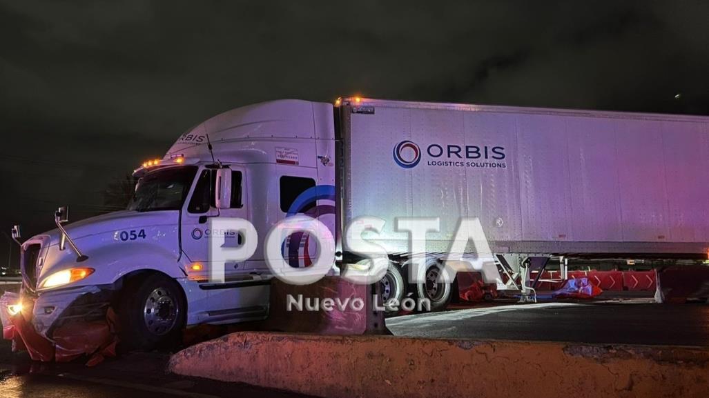 Arrestan a conductor de tráiler por circular en contra en Constitución