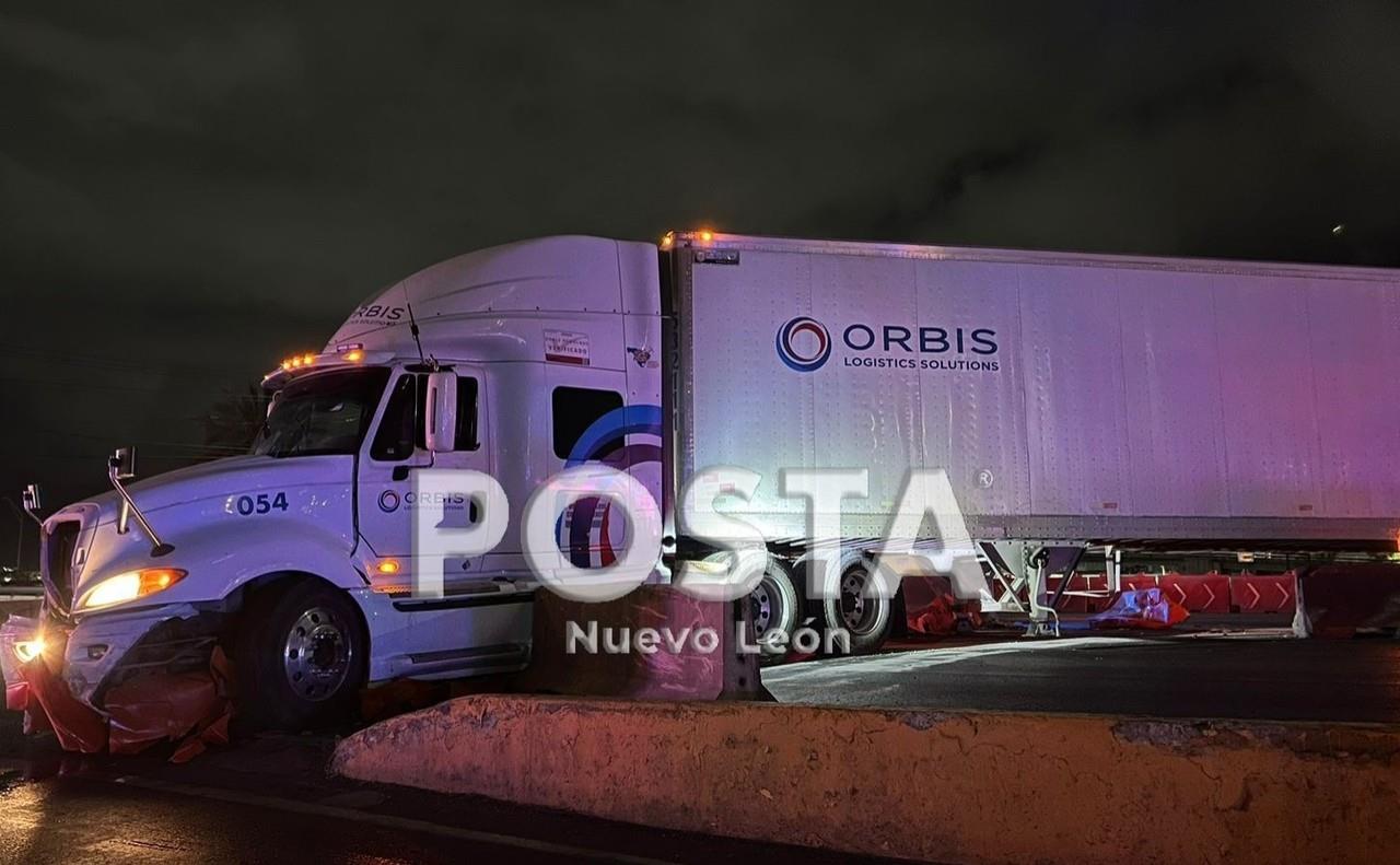 El tráiler de carga pesada atorado tras intentar pasar por la avenida Constitución. Foto: Raymundo Elizalde.