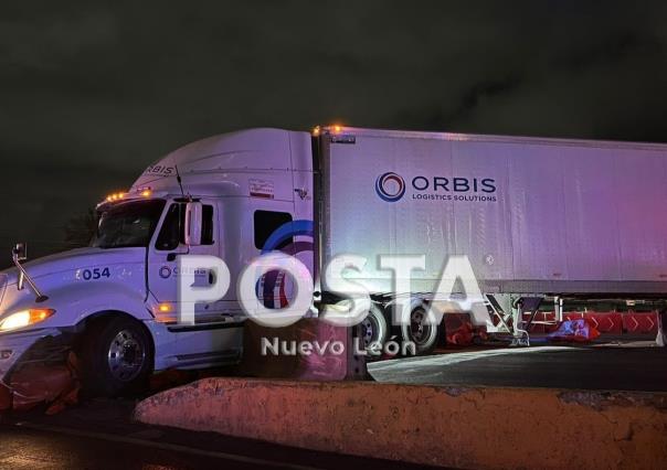 Arrestan a conductor de tráiler por circular en contra en Constitución