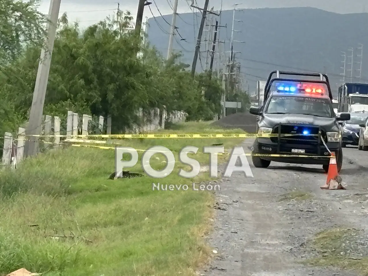 Policías del municipio de García cubriendo el área de la ejecución a la espera de los peritos de la Fiscalía estatal. Foto: Raymundo Elizalde.