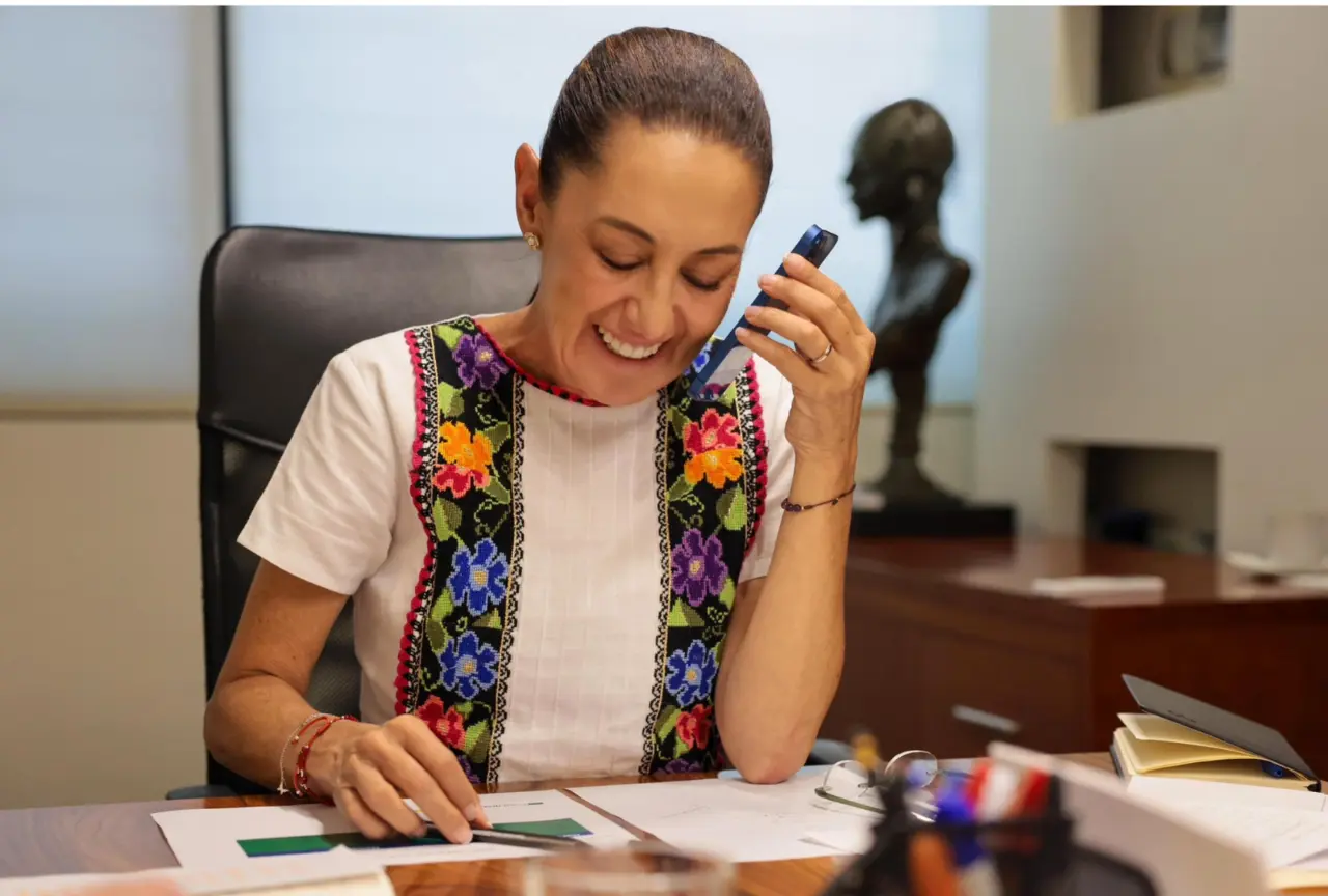 Claudia Sheinbaum recibiendo una llamada telefónica. Foto: Especial