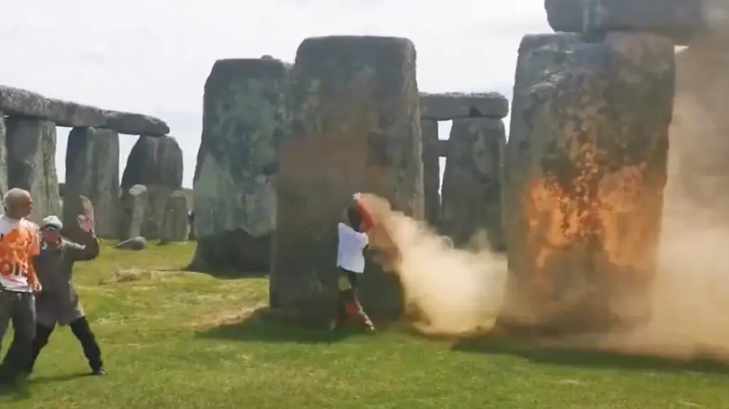 #VIDEO: Activistas climáticos pintan monumento de Stonehenge