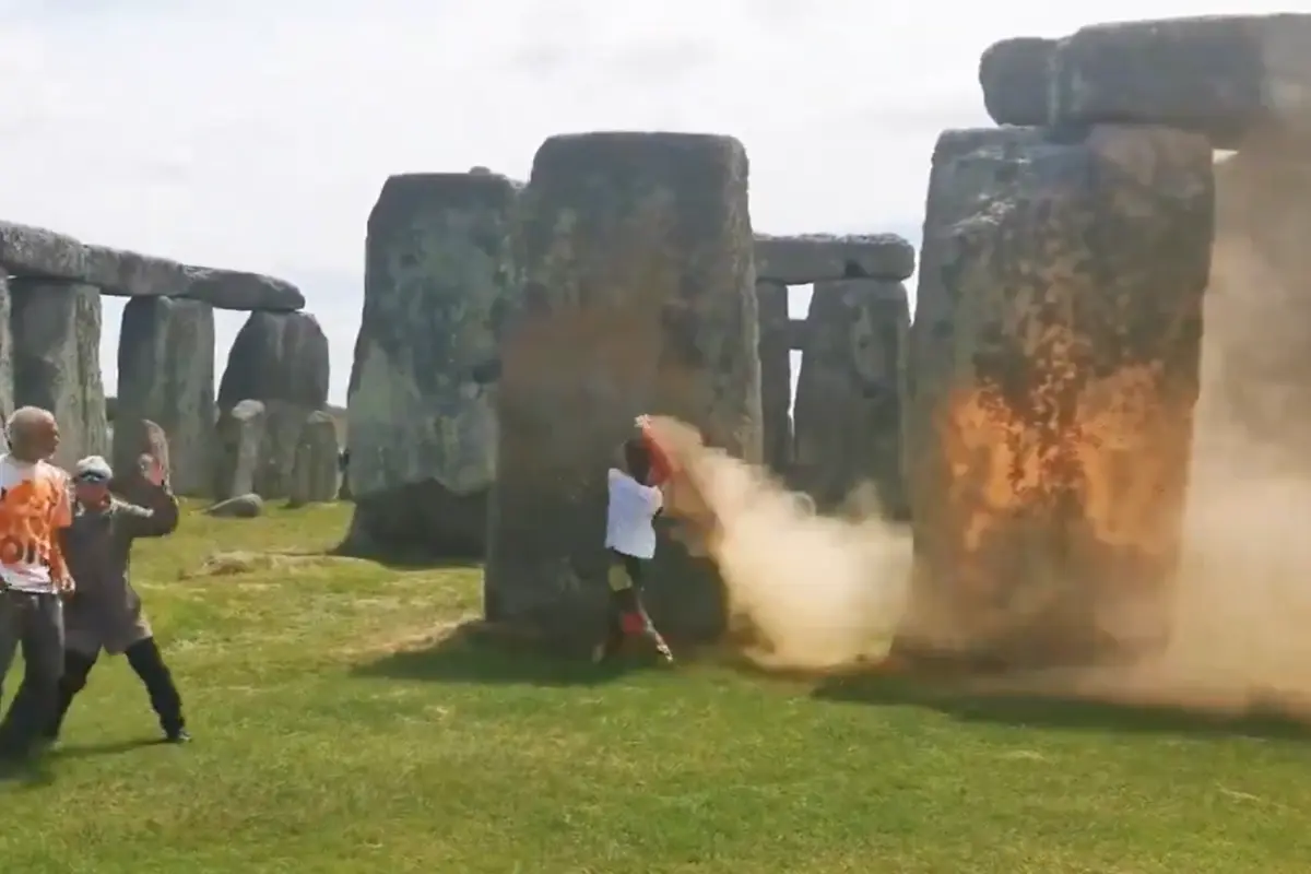 Activistas pintando  monumento de Stonehenge.    Foto: Captura de pantalla