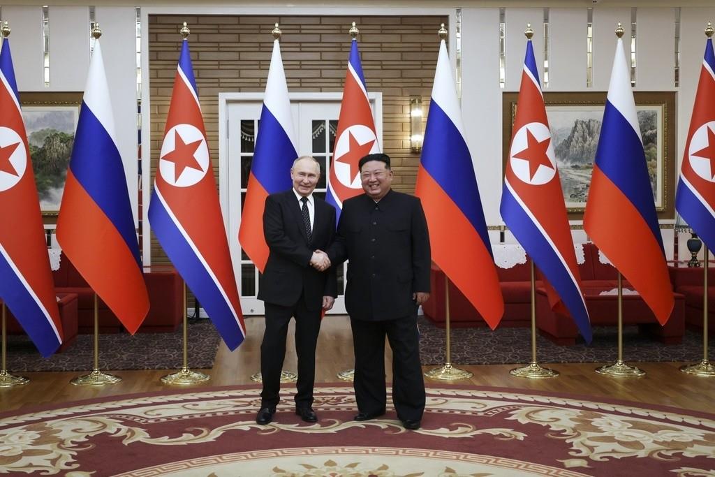 El presidente de Rusia, Vladímir Putin, izquierda, y el líder norcoreano, Kim Jong Un, posan para una fotografía tras la ceremonia oficial de bienvenida en Pyongyang, Corea del Norte, el 19 de junio de 2024. (Gavriil Grigorov, Sputnik, Kremlin Pool Foto ví