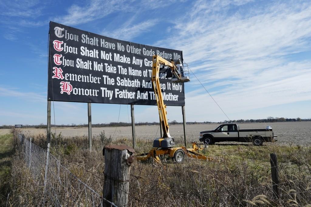 Trabajadores repintan una valla publicitaria de los Diez Mandamientos en la Interestatal 71 el día de las elecciones cerca de Chenoweth, Ohio, el martes 7 de noviembre de 2023. (AP Foto/Carolyn Kaster, Archivo)